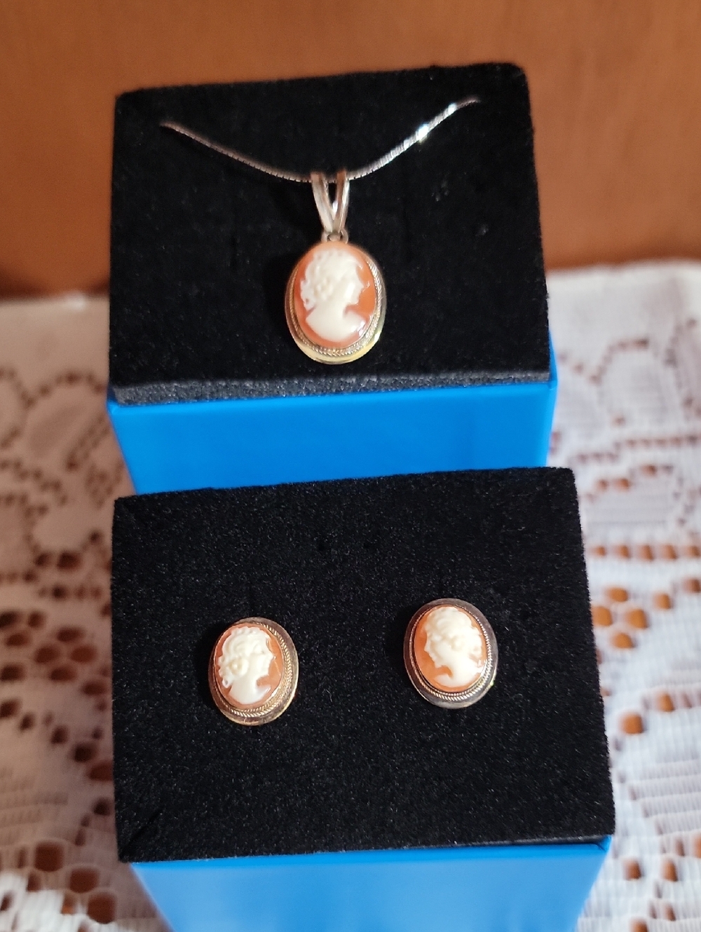 925 Silver Classic Cameo Pendant and Earrings Set in Coral and Cream